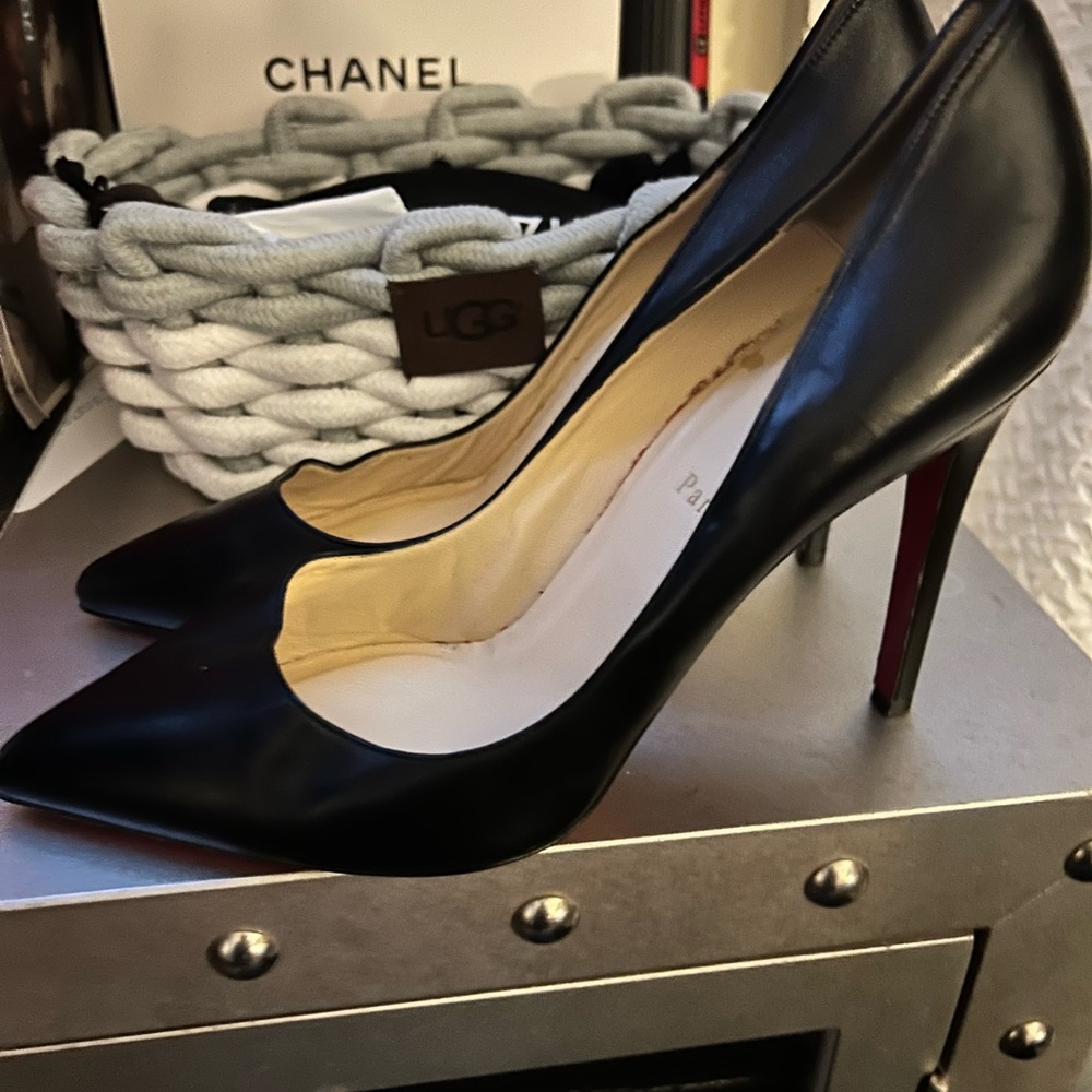 These are the classic Kate Pumps in a size 41
